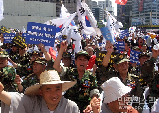 군인 코스프레, 스님 코스프레.jpg 노인들의 군인 코스프레